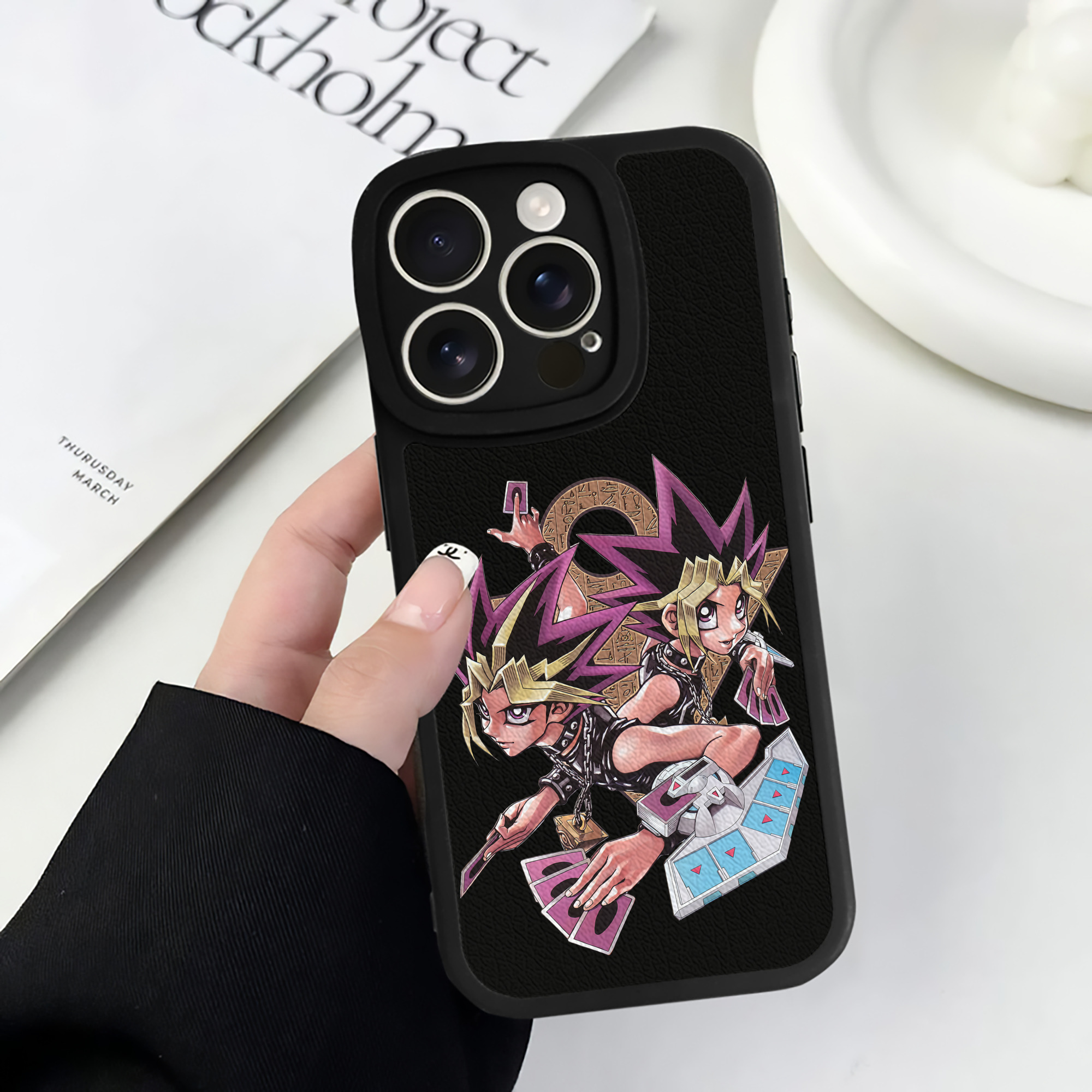 （画像用） 遊☆戯☆王 Yu-Gi-Oh! 【iPhone 16シリーズ対応】シリコンスマホケース（レザー調） 材質：シリコン